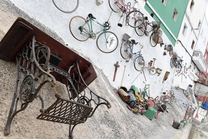 Decenas de bicicletas colgadas en San Roque