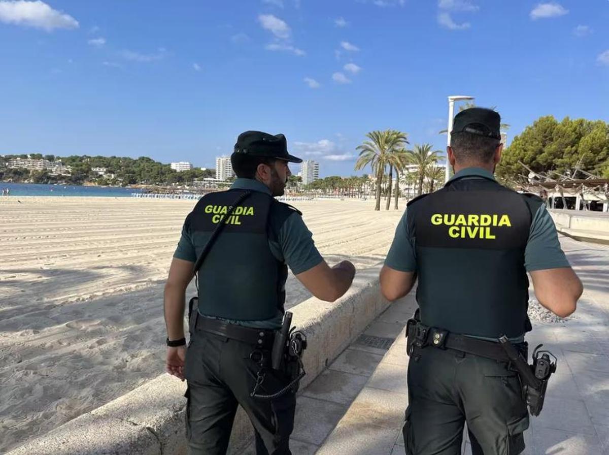 Dos agentes de la Guardia Civil durante una patrulla
