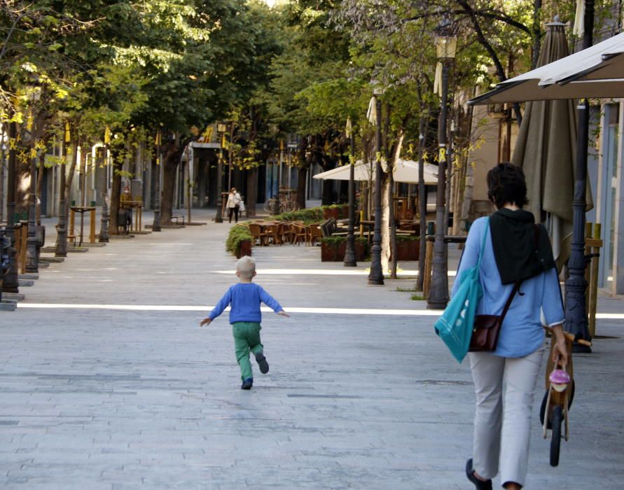 Primeres sortides de nens i nenes deprés d'un mes i mig de confinament