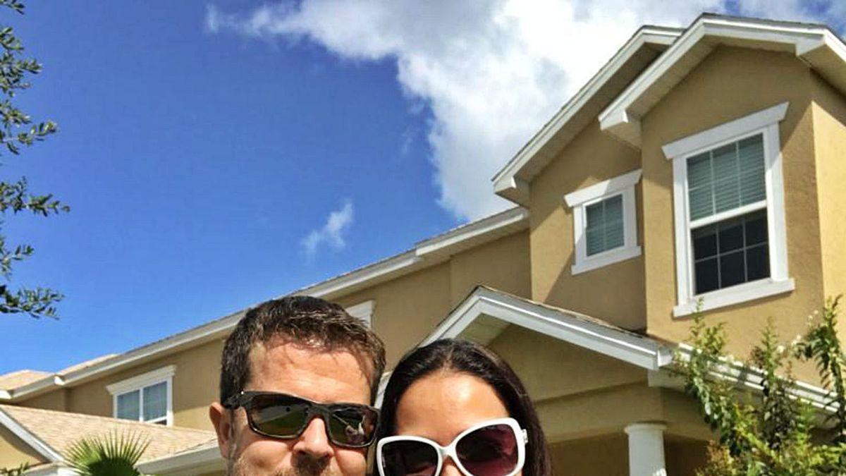 El lalinense Manuel Montouto y su esposa Carolina Gorrín posan junto a su vivienda en Miami.