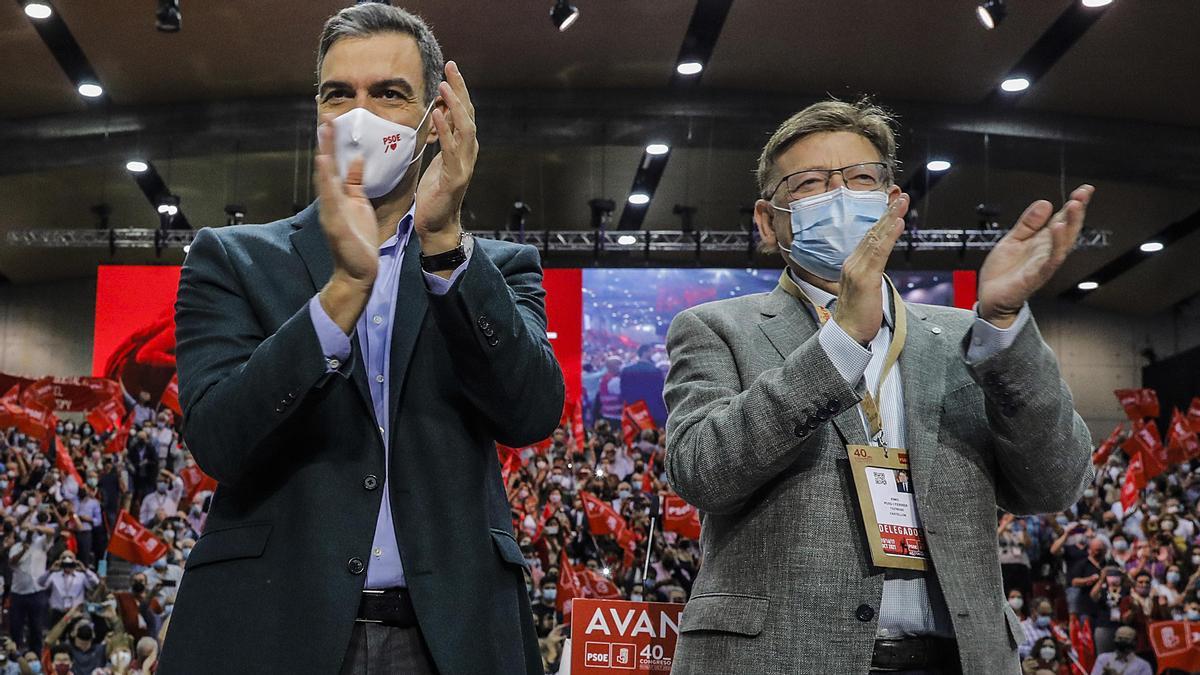 El presidente del Gobierno y secretario general del PSOE, Pedro Sánchez (i) y el presidente de la Comunidad Valenciana y del Congreso Federal del PSOE, Ximo Puig (d), en el acto de clausura del 40º Congreso Federal del PSOE.