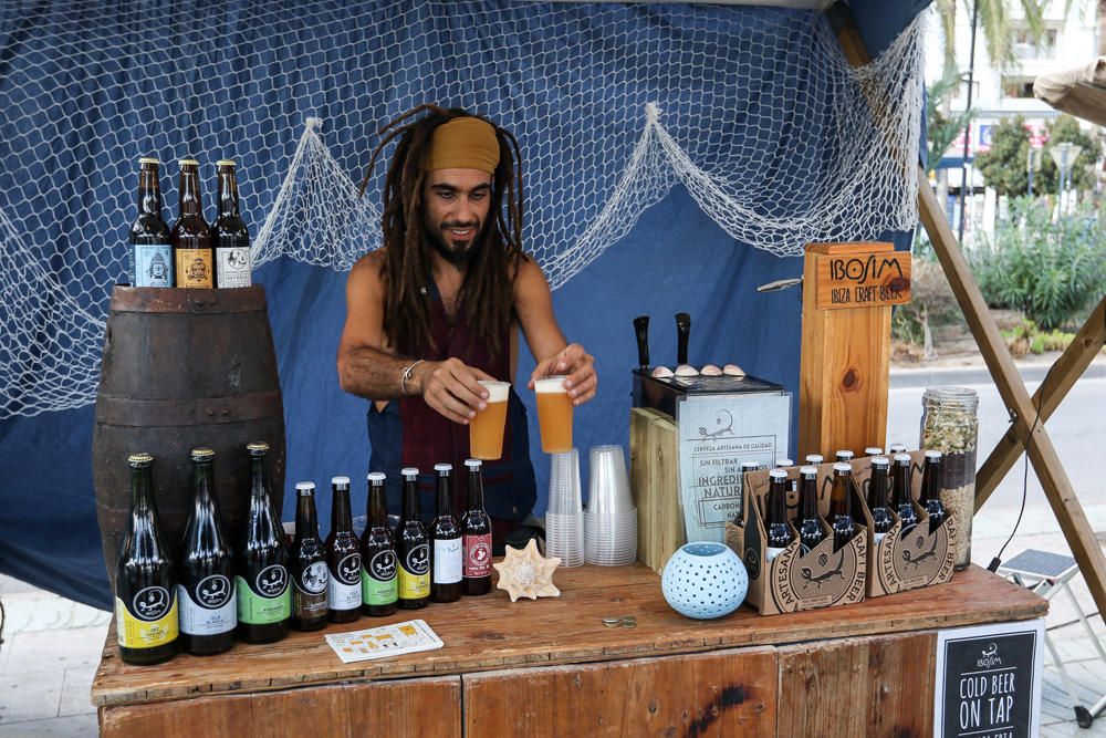 Una banda de música andalusí y una bailarina oriental inauguran el Mercado Marinero Medieval, que se celebrará hasta el domingo con más de 100 pouestos de artesanía y gastronomía.