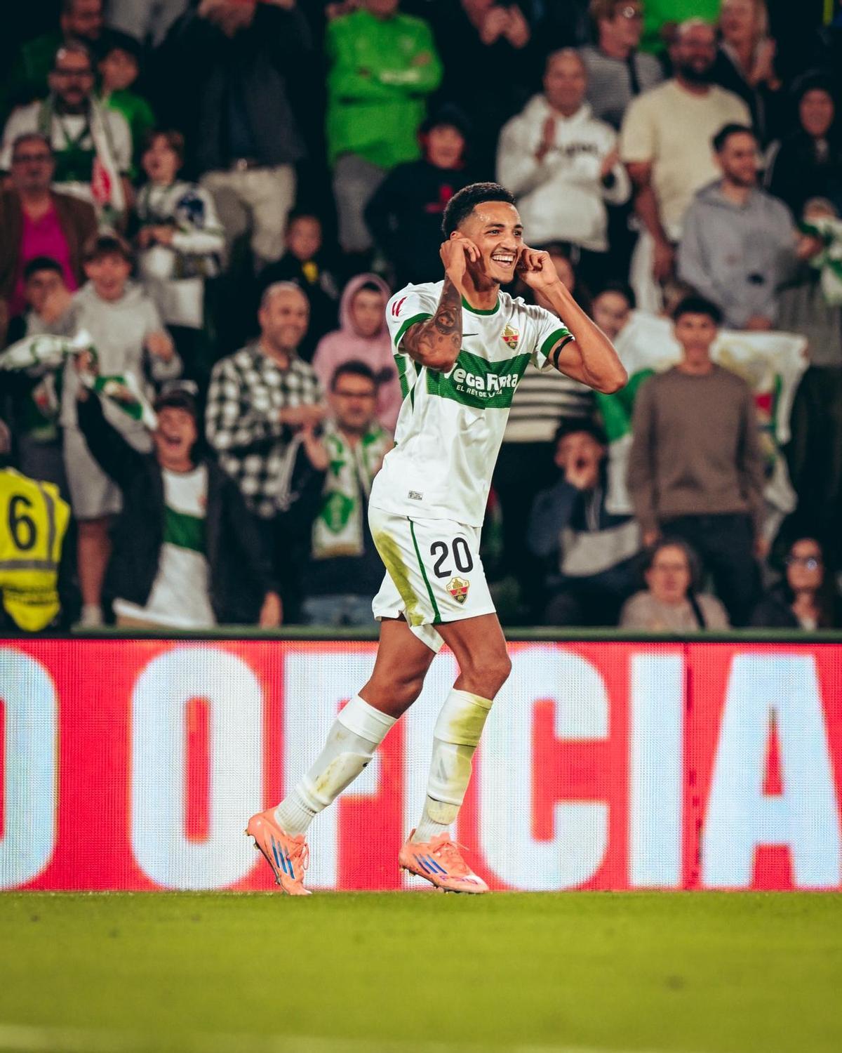 Álvaro Rodríguez se toca las orejas tras anotar su primer gol con la camiseta del Elche.