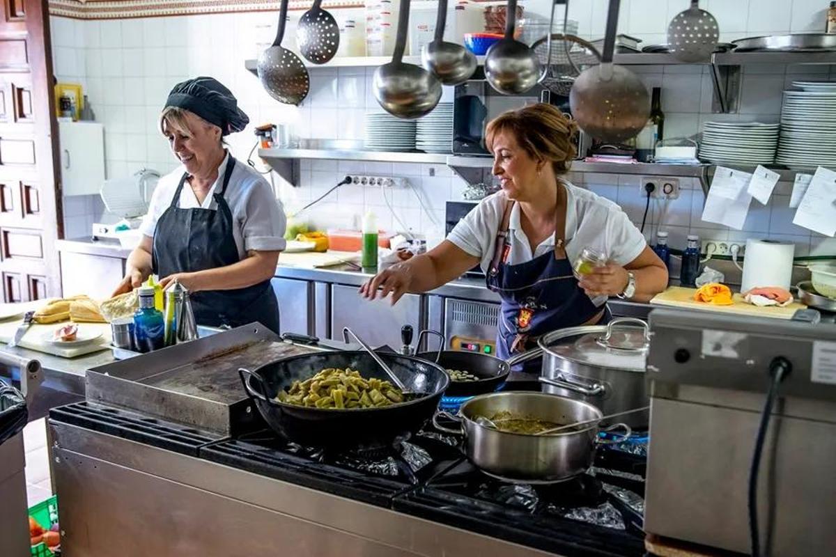 Dos cocineras trabajan en un restaruante en una imagen de archivo.