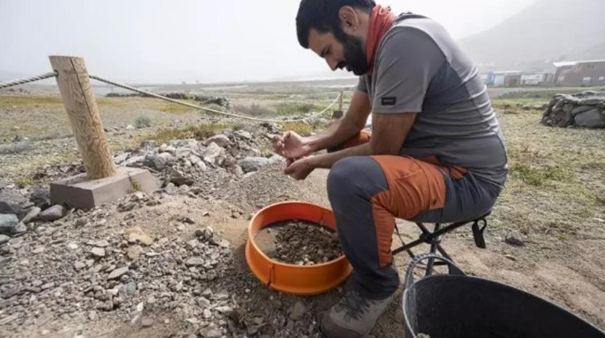 Limpieza de restros hallados en el yacimiento de La Aldea.
