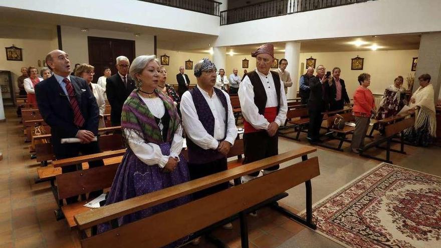 Participantes en la celebración religiosa en honor al Pilar, algunos con trajes tradicionales. // G. Santos