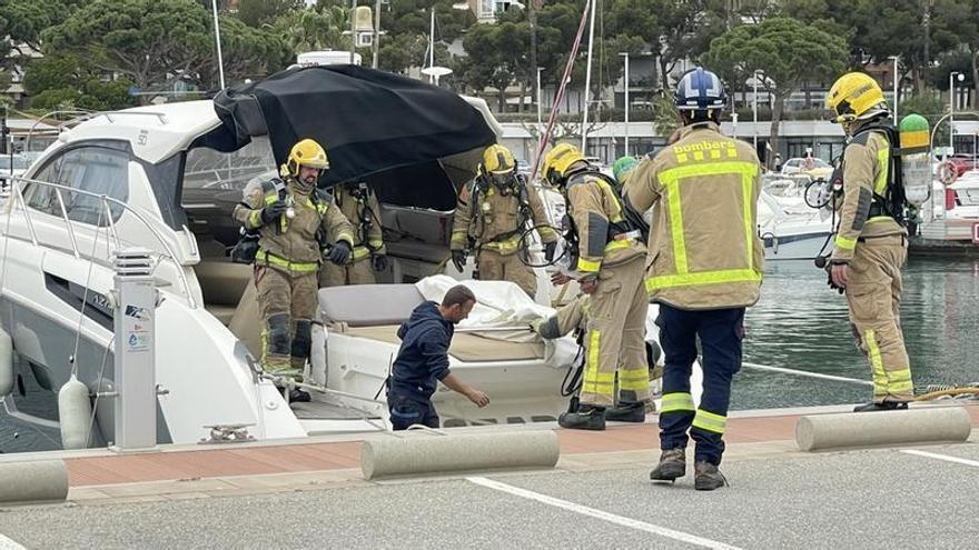 Les imatges de l'incendi d'un iot a Blanes