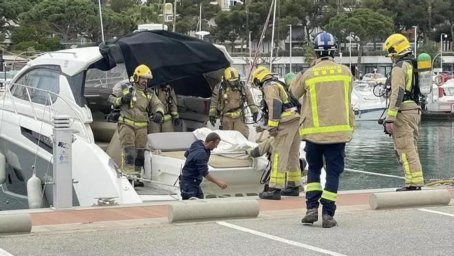 Les imatges de l'incendi d'un iot a Blanes