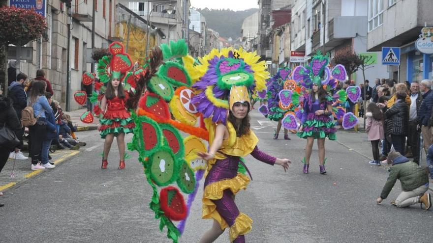 Una de las comparsas durante el desfile por las calles de Arcade. / FdV