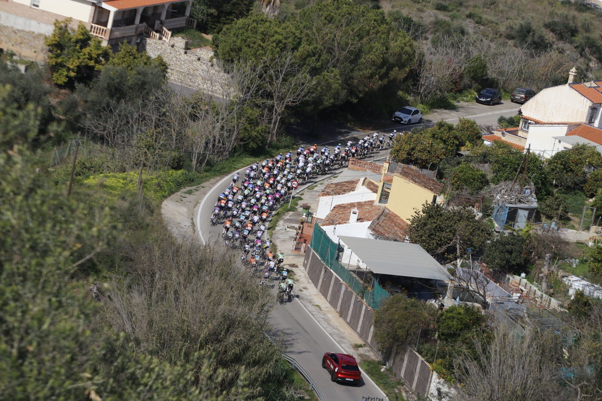 La primera etapa de la Vuelta a Andalucía Ruta del Sol, a su paso por el alto de Canillas del Aceituno
