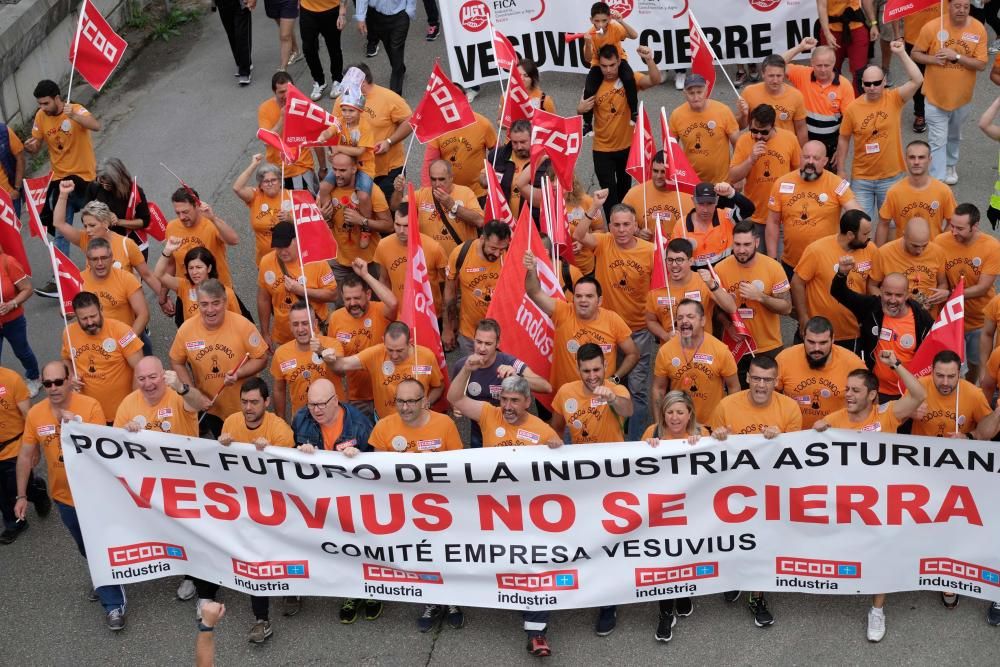 Siete mil personas claman en Langreo contra el cierre de Vesuvius