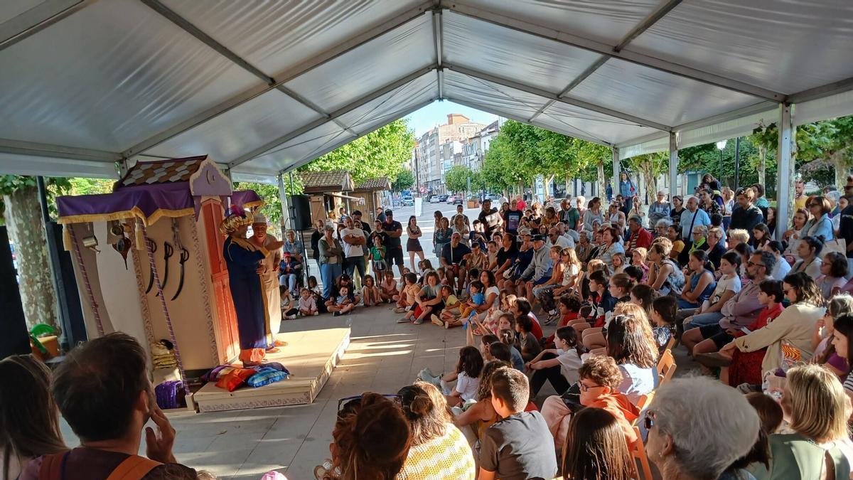 Representación de "Sherezade, Aladino e os tres beduinos" enste jueves en la alameda de Cangas.