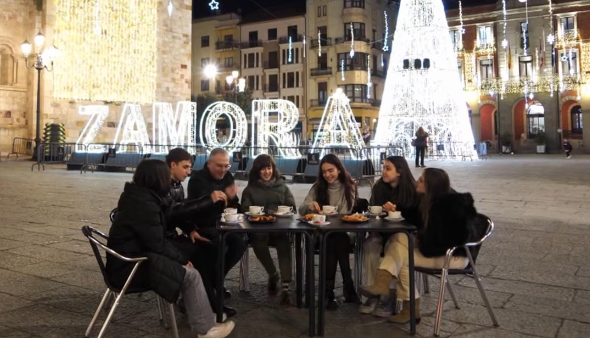 Los estudiantes de la Medalla Milagrosa, merendando en la Plaza Mayor.