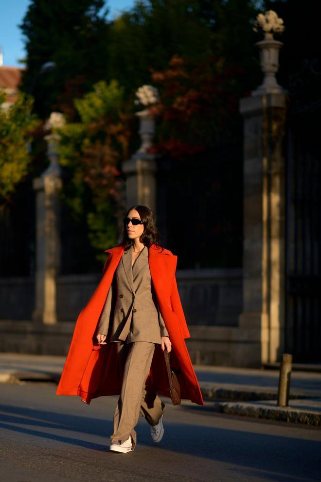 La influencer Jessica Skye con abrigo naranja de Gant