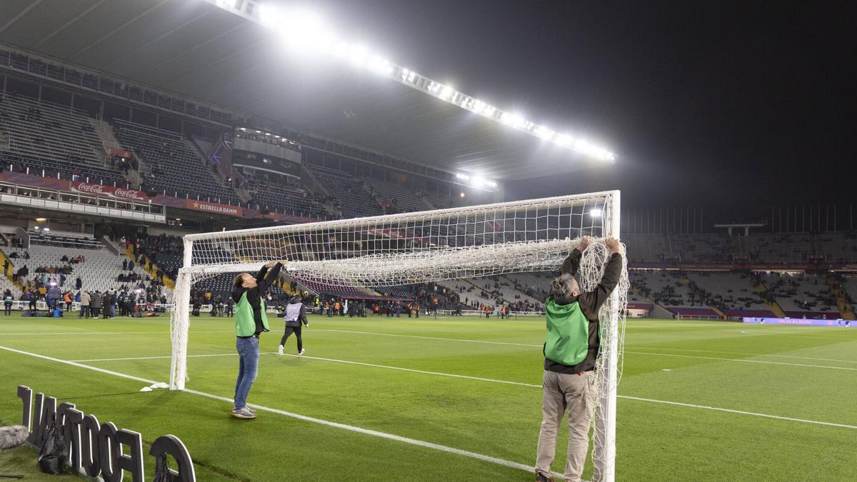 Aficionados del Barça abandonan el estadio tras la suspensión del partido FC Barcelona-Osasuna por la muerte de Carles Miñarro, médico del equipo azulgrana