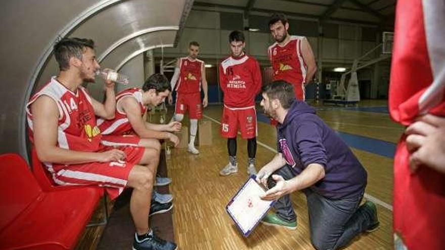 Berges dando instrucciones a los suyos. // Bernabé/Cris M. V.