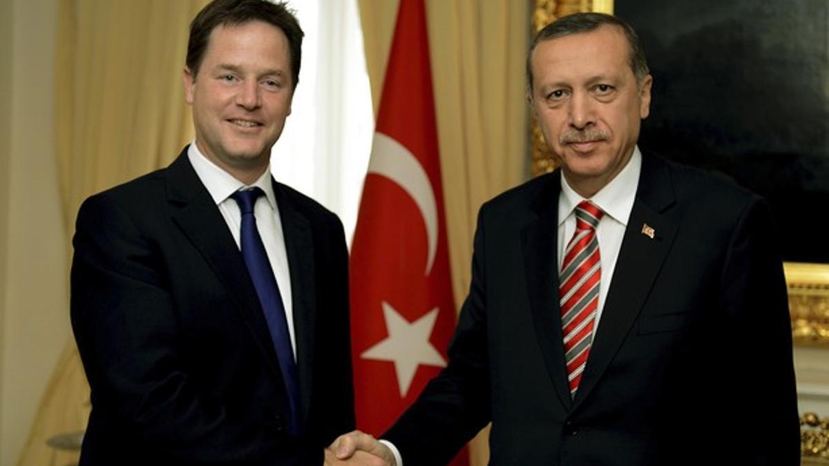 Clegg y Erdogan estrechan su mano en Ankara este 3 de octubre.