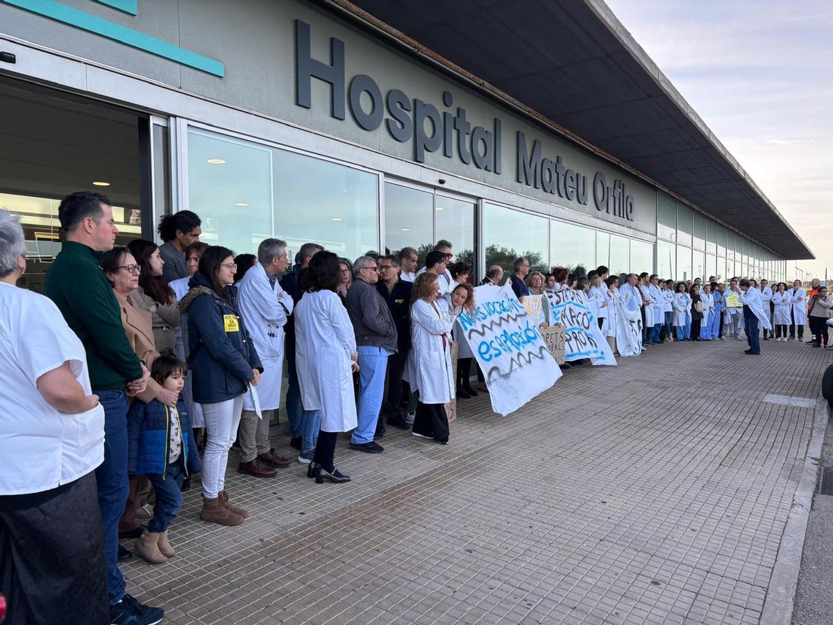 FOTO | Concentraciones de médicos en las puertas de los hospitales de Baleares contra el estatuto marco. FOTO | Concentraciones de médicos en las puertas de los hospitales de Baleares contra el estatuto marco.