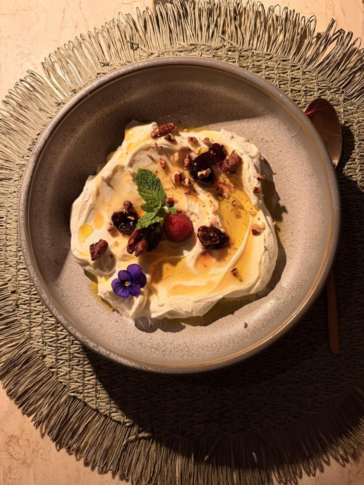 Yogur griego con miel de romero de Creta, granada, aceite de oliva virgen extra y nueces pecanas caramelizadas.