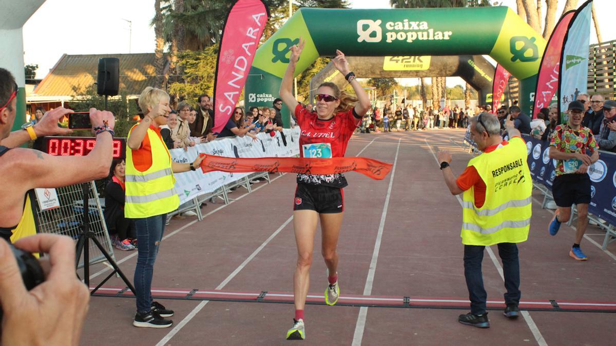 Zahira Alegre del Club de Atletismo Utiel ganó con un tiempo de 39:15.