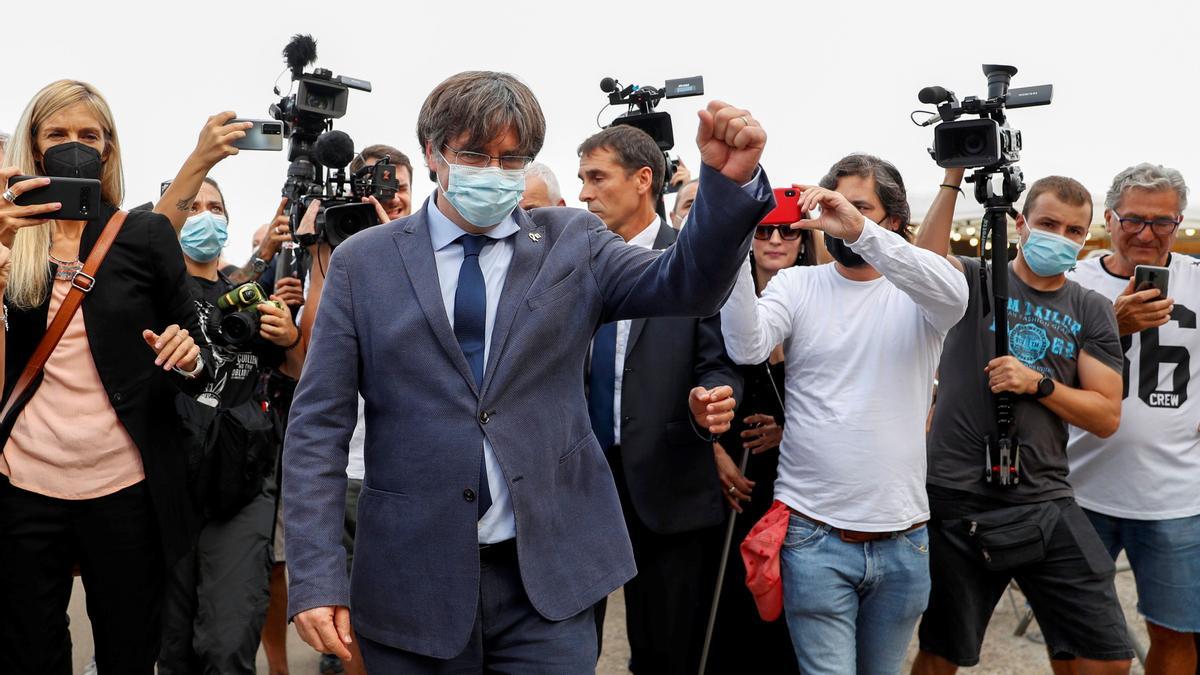 Puigdemont dirigiéndose a la convención en Alghero, en la isla de Cerdeña.