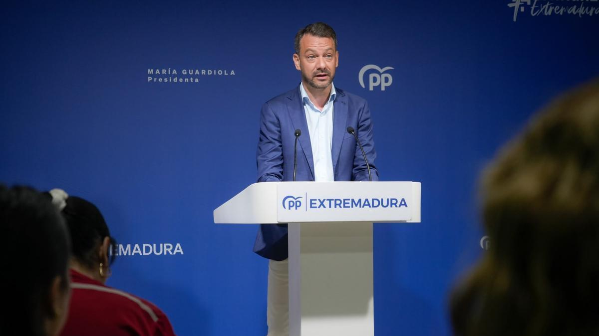 Luis Miguel Núñez, portavoz del PP de Extremadura, durante la rueda de prensa ofrecida este lunes en la sede regional del partido en Mérida.