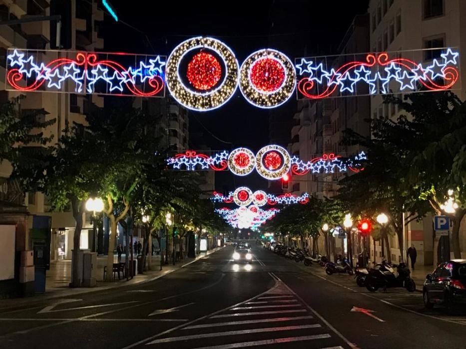 Los arcos de la Rambla y de la plaza del Ayuntamiento, además de otros colocados en barrios, permanecían anoche activados, pese a que el polémico pliego recoge que el alumbrado finaliza el 6 de enero,