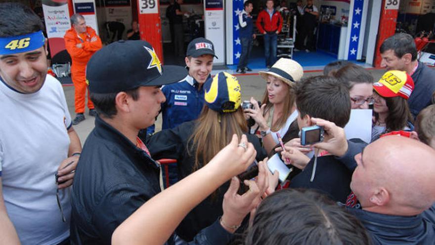 Una aglomeració d&#039;aficionats envoltant el jove pilot de Roses ahir a la tarda a Montmeló.