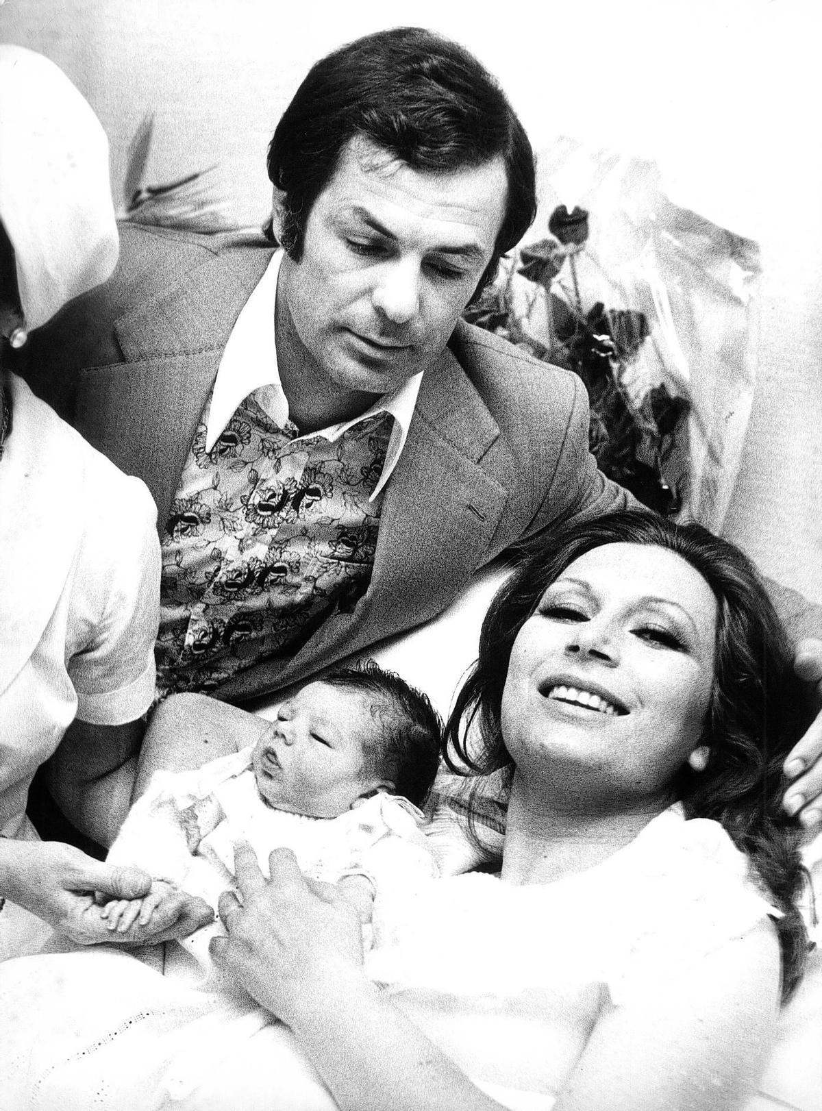 Pedro Carrasco y Rocío Jurado, junto a su hija recién nacida.
