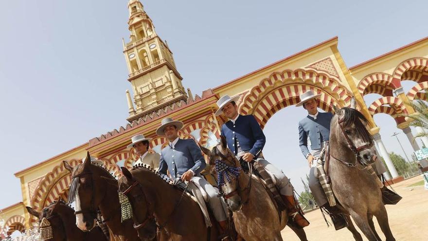 Caballos, carruajes, fuegos artificiales, coros rocieros y el tren... todas las actividades de la Feria de Córdoba