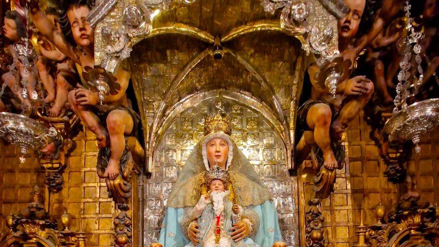 La Virgen de los Reyes vestida para la Inmaculada / Catedral