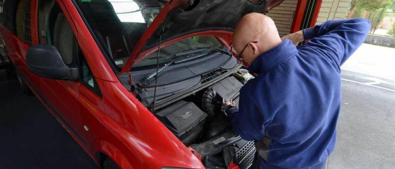 Un técnico realiza la inspección de un vehículo en la estación de Mieres.