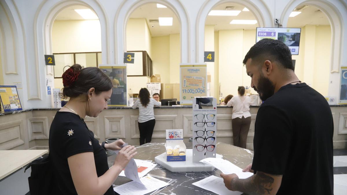 Regularización de migrantes en una oficina de Correos de Córdoba.