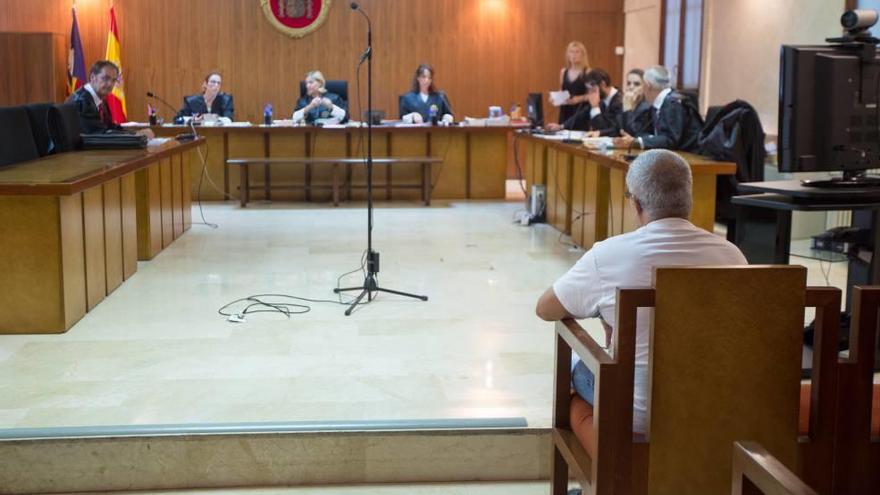 El procesado, de 67 años, ayer durante la vista oral ante el tribunal de la sección primera en la Audiencia de Palma.