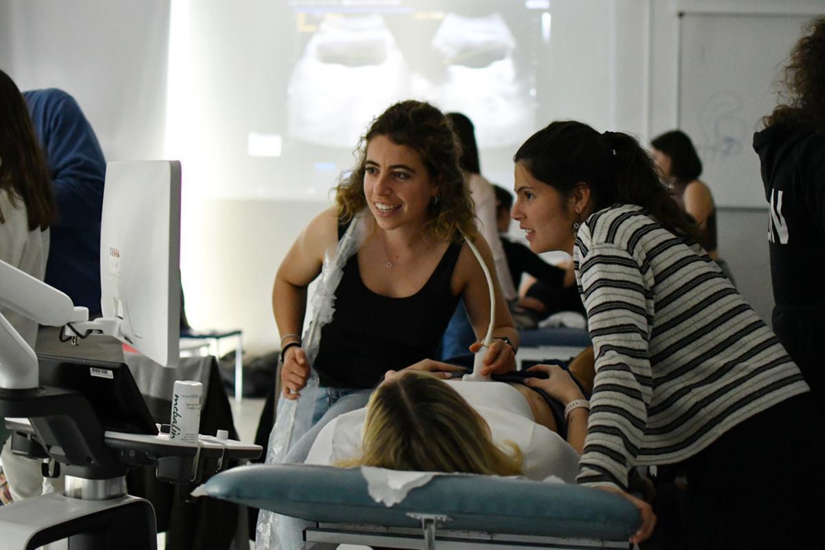 Alumnes en una classe del Màster en Reeducació del Sòl Pelvià