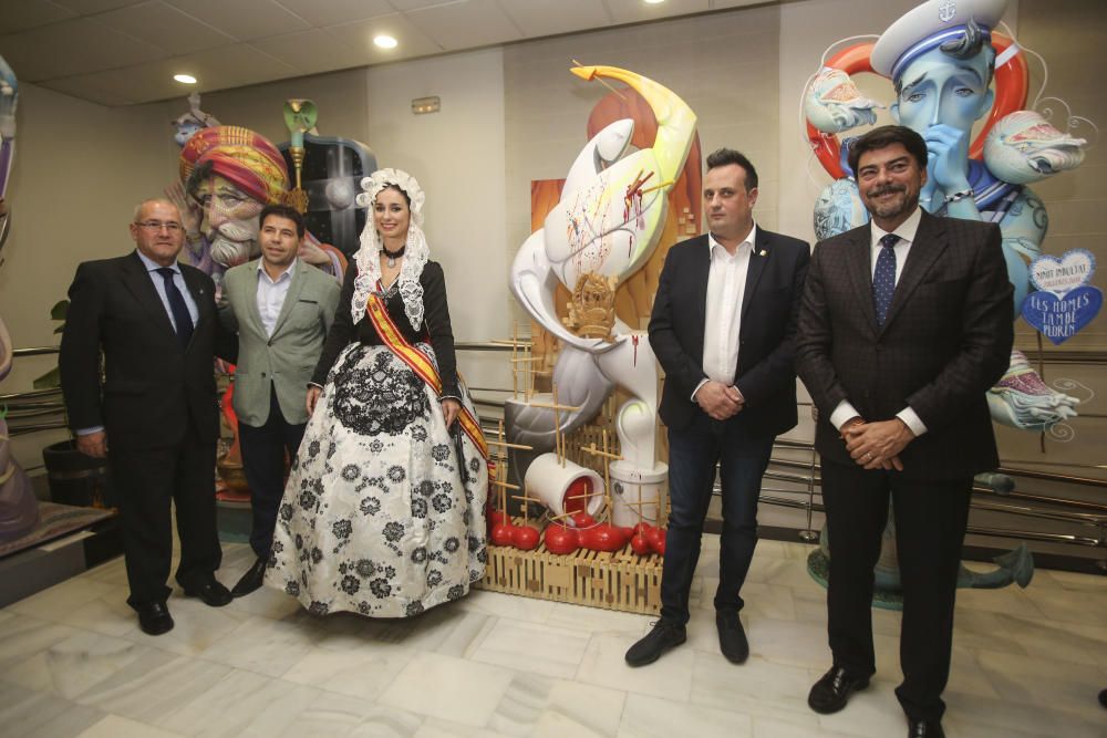 El alcalde de Alicante preside el acto de entrega de premios a los artistas de hogueras, barracas y pirotécnicos
