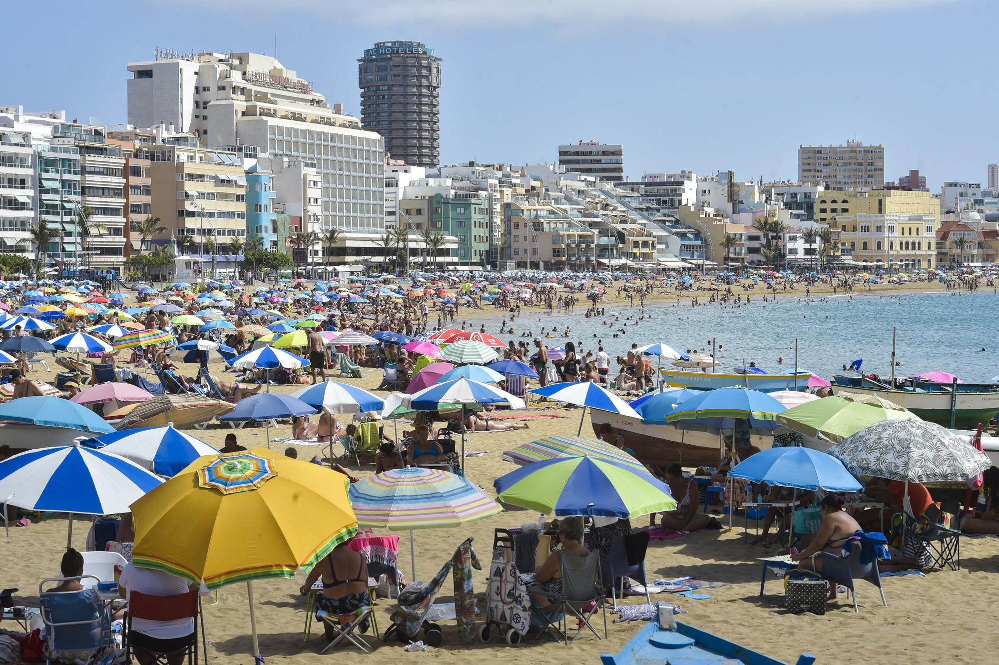 Lleno en la playa de Las Canteras en el último domingo de agosto