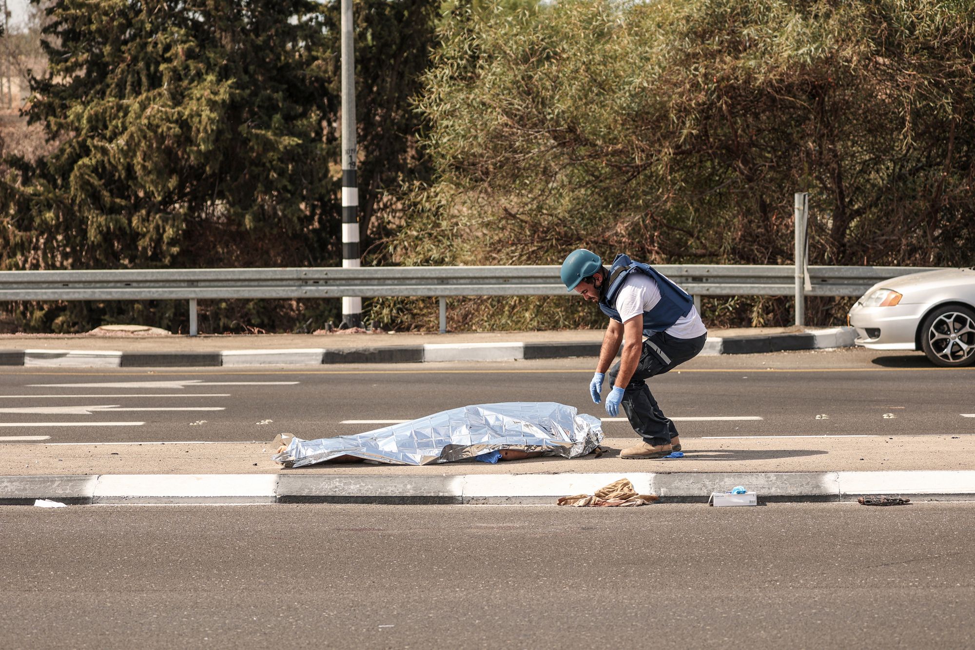 Un paramédico israelí cubre el cuerpo de un ciudadano palestino muerto, en Tel-Aviv, Israel.