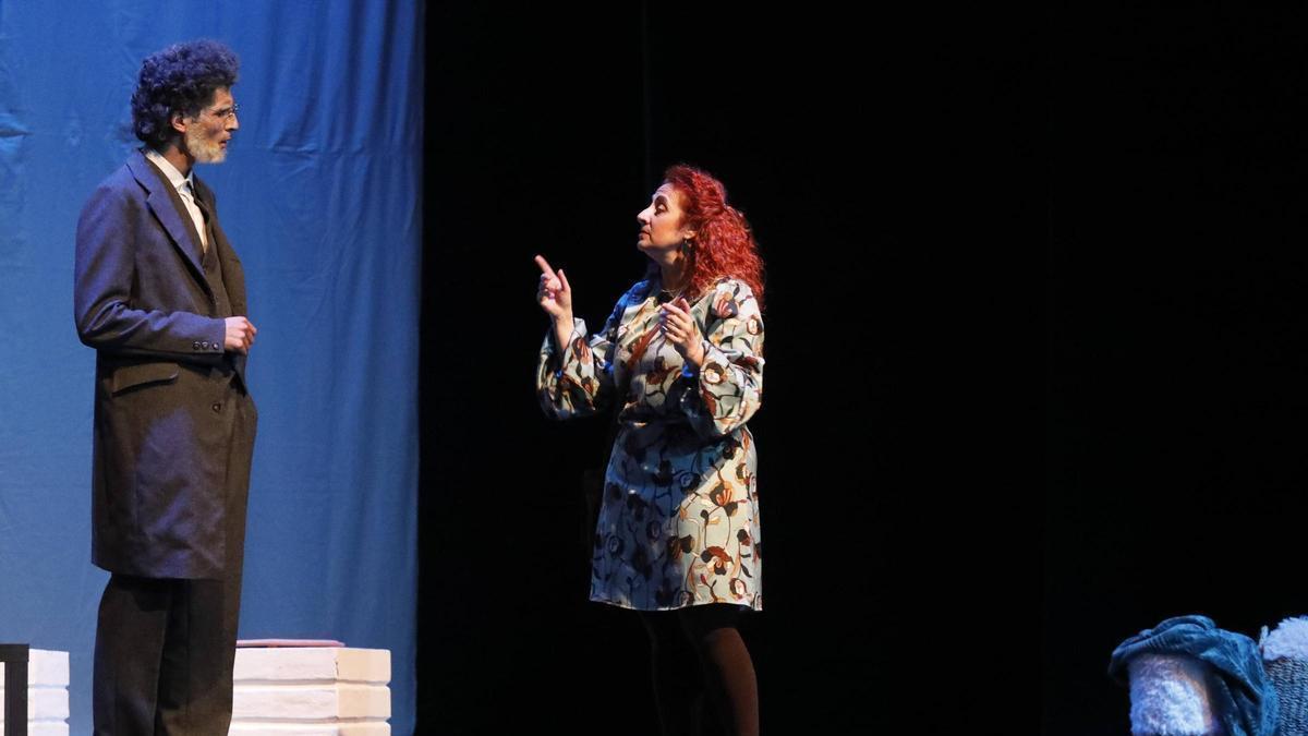 Un momento de la representación avilesina de “La creíble historia de Tamara Vaquero y sus irrefrenables deseos de hacer el bien”