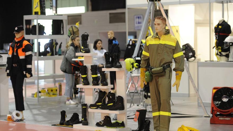 Preparativos de Sedexpo, ayer, en un pabellón del recinto ferial de Silleda. | // BERNABÉ/JAVIER LALÍN
