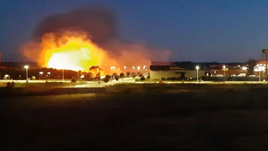 Otra perspectiva del incendio en Benavente. | Cedida