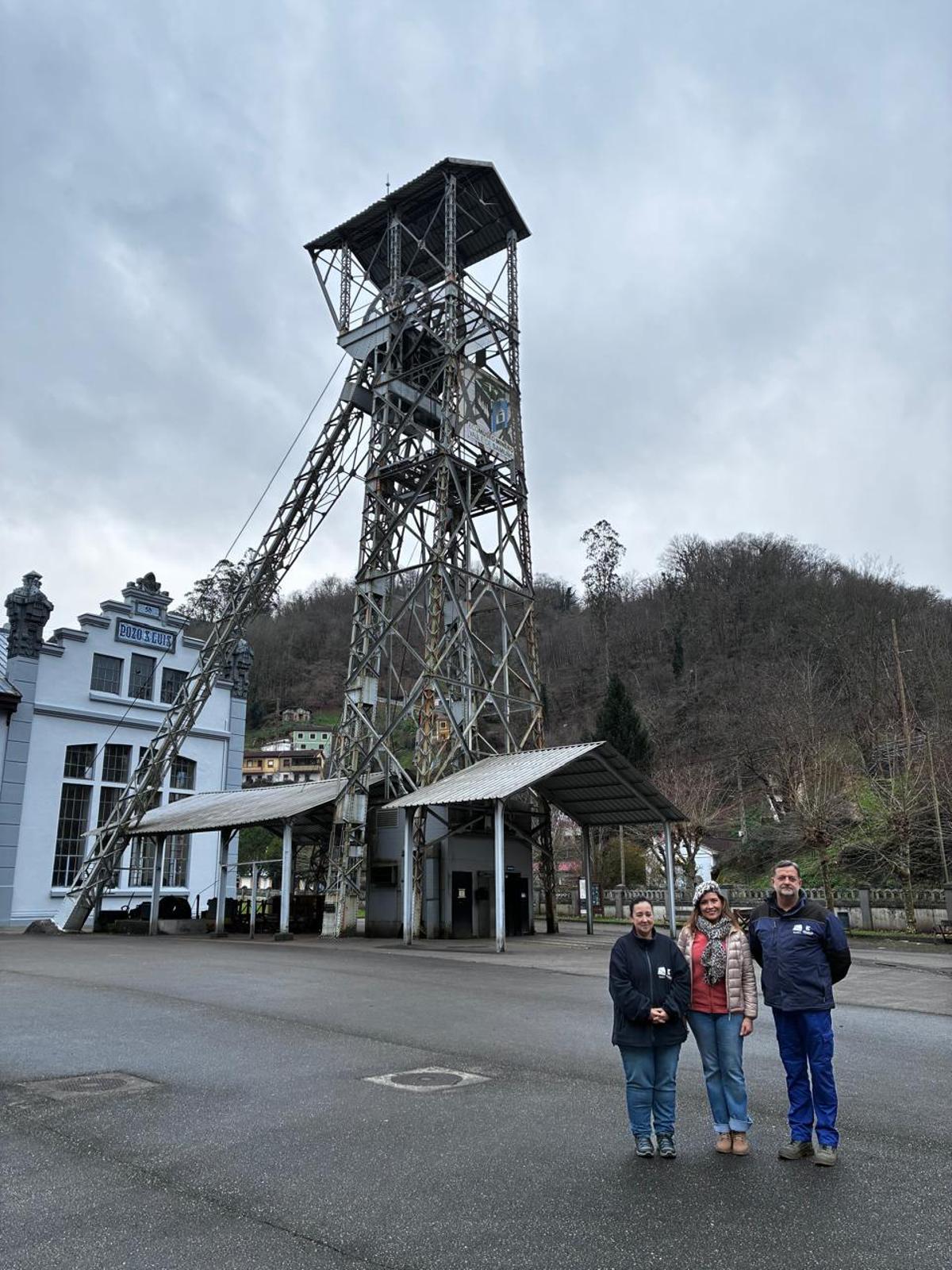 Lilí Brillanti, en el centro, junto a Noelia del Llano y Javier Vicente, trabajadores del Ecomuseo del Samuño.