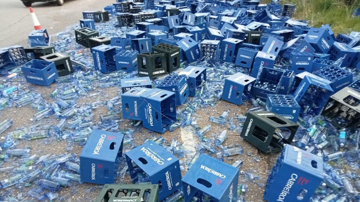 SUCESOS MALLORCA | Un camión pierde miles de botellas de agua en la carretera entre Artà y Son Servera