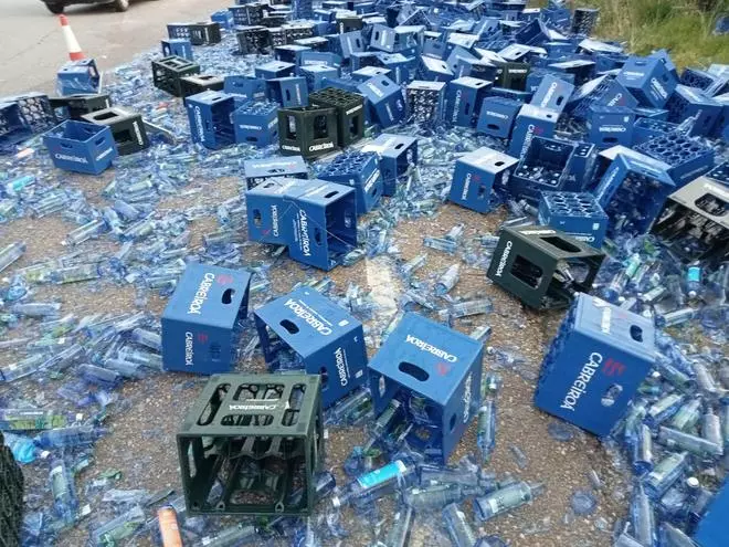 Un camión pierde miles de botellas de agua en la carretera entre Artà y Son Servera
