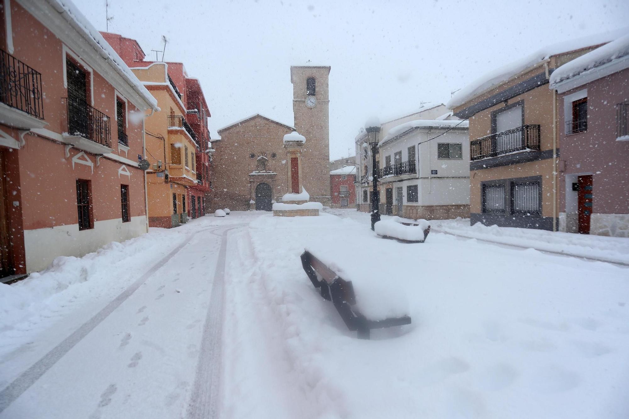 La nieve impide salir de casa en los pueblos del interior de la C. Valenciana