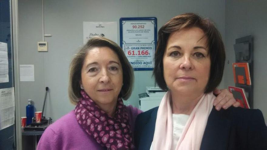Rosa Suárez Argüelles y Nieves Suárez Naveira, en la administración de La Fresneda tras conocer el premio. franco torre