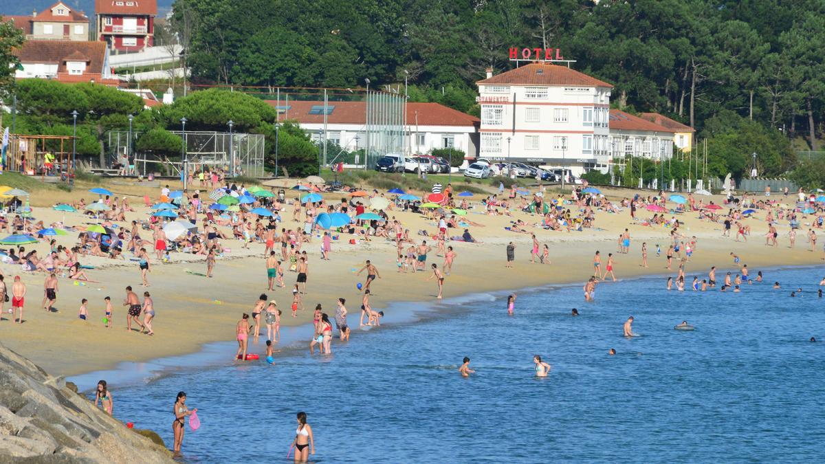 La playa de Rodeira, ayer, llena de bañistas.