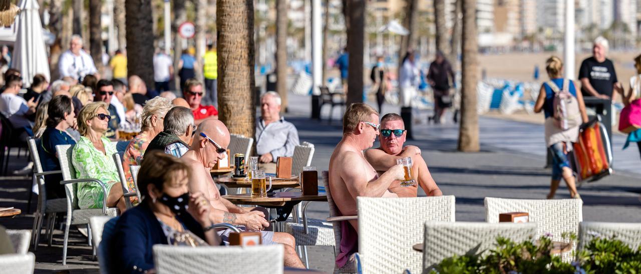 Turistas en una terraza de Benidorm