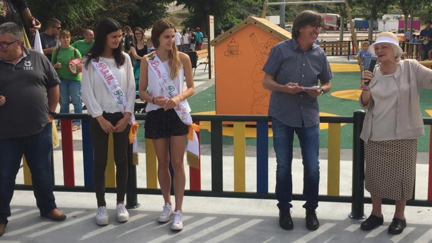 La diuixant Pilarín Bayés inaugurant el parc infantil de la plaça Nova de Puig-reig, aquest dilluns