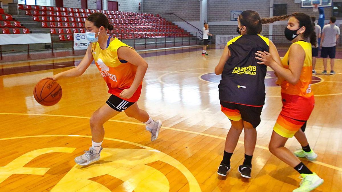 Niños y niñas de distintos lugares pasan estos días en Vilagarcía gracias al deporte.  | // I. ABELLA